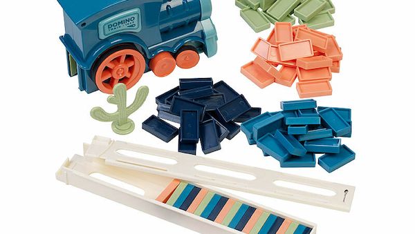 Ideal für Kleinkinder: Der lustige Zug stellt die Dominosteine selbst auf
