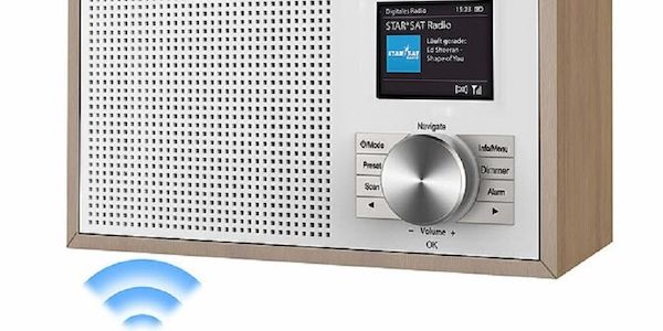 Genuss für Augen und Ohren: modernes Digital-Radio in Retro-Holzgehäuse