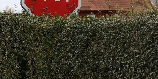 ARAG: Verwirrte Autofahrer durch verwirrende Schilder?