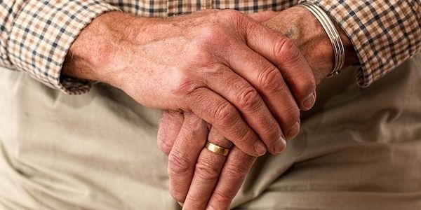 Schmerzen in den Händen: Das sind die Ursachen