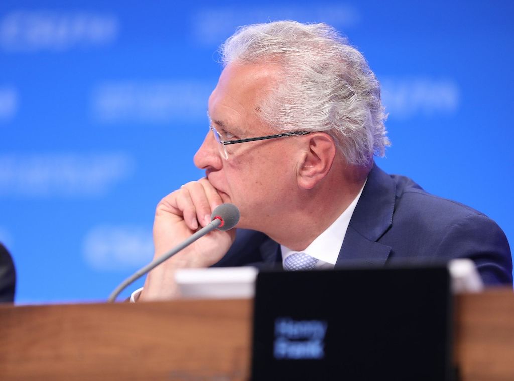 Bayerns Innenminister warnt vor Neuverschuldung für Flüchtlinge
