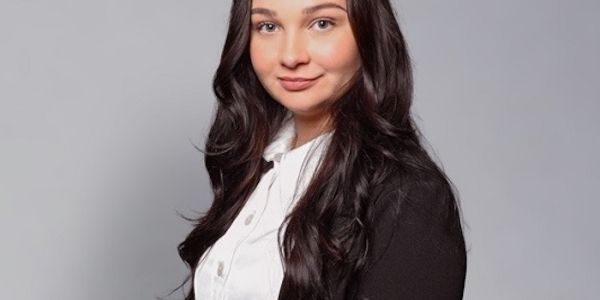 Ideal Versicherungen Kara Kaiser: Spezialistin für private Pflegeversicherungen im Großraum Köln und im Rheinland