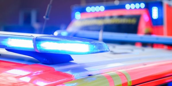 Überholmanöver auf der Autobahn 13 - Zwei Menschen schwer verletzt