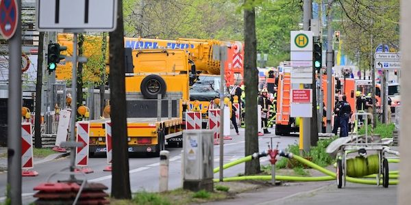 Fünfstöckiges Berliner-Bürogebäude brennt in voller Ausdehnung
