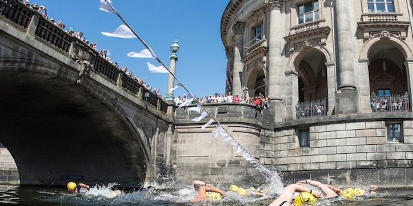 100 Jahre Badeverbot - Berliner-Demonstranten gehen ins Wasser