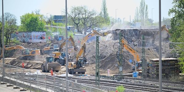 Berlins-Ringbahnbrücke weitgehend abgerissen