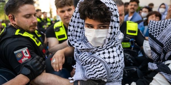 Berlin: Propalästinensischer Protest an Uni - Polizei räumt Hörsaal