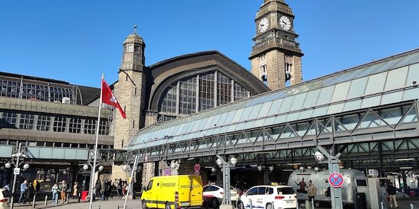 Bei Großkontrolle am Hamburger Hauptbahnhof Waffen gefunden