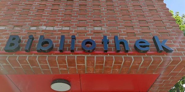 Gericht erlaubt kritische Hinweise in Bibliotheksbüchern