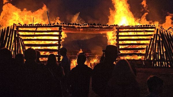 Brandenburger Osterfeuer der besonderen Art: Brückenbau wird abgebrannt