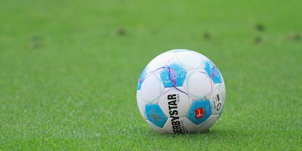 2. Bundesliga: HSV patzt spät gegen zehn Schalker nach Pyro-Eklat