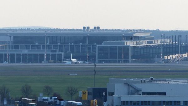 Aggressiver Passagier zwingt Flugzeug zur Landung am BER