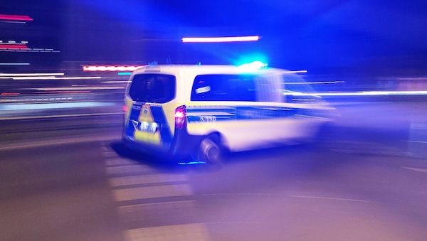 Mann übergießt schlafende Partnerin mit heißem Öl in Frankfurt