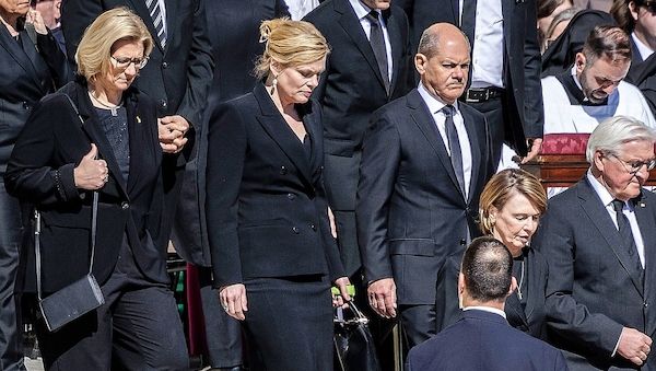 Klöckner lobt Papst-Trauerfeier und lässt Fahnen auf Halbmast setzen