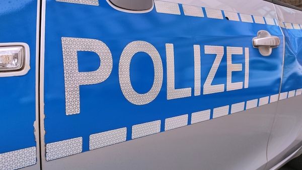 Unbekannter beleidigt Frauen und äußert volksverhetzende Sätze in Berlin-Tegel