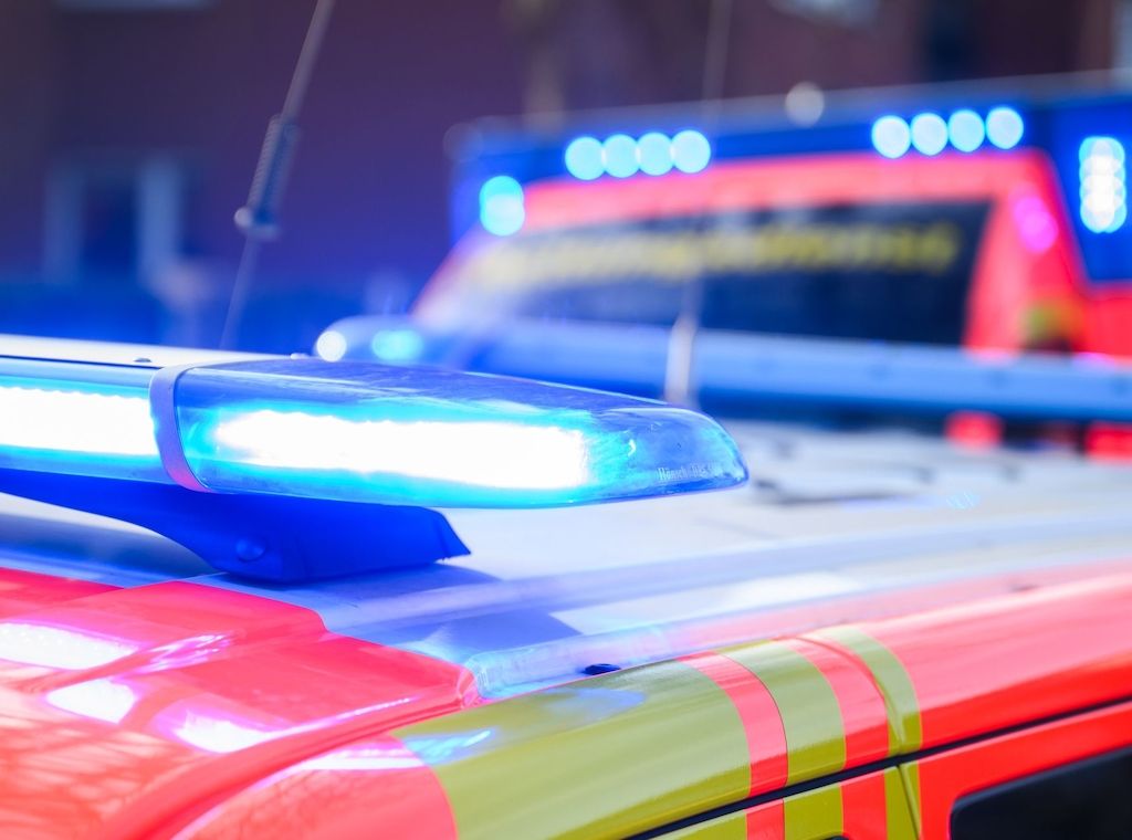 Überholmanöver auf der Autobahn 13 - Zwei Menschen schwer verletzt