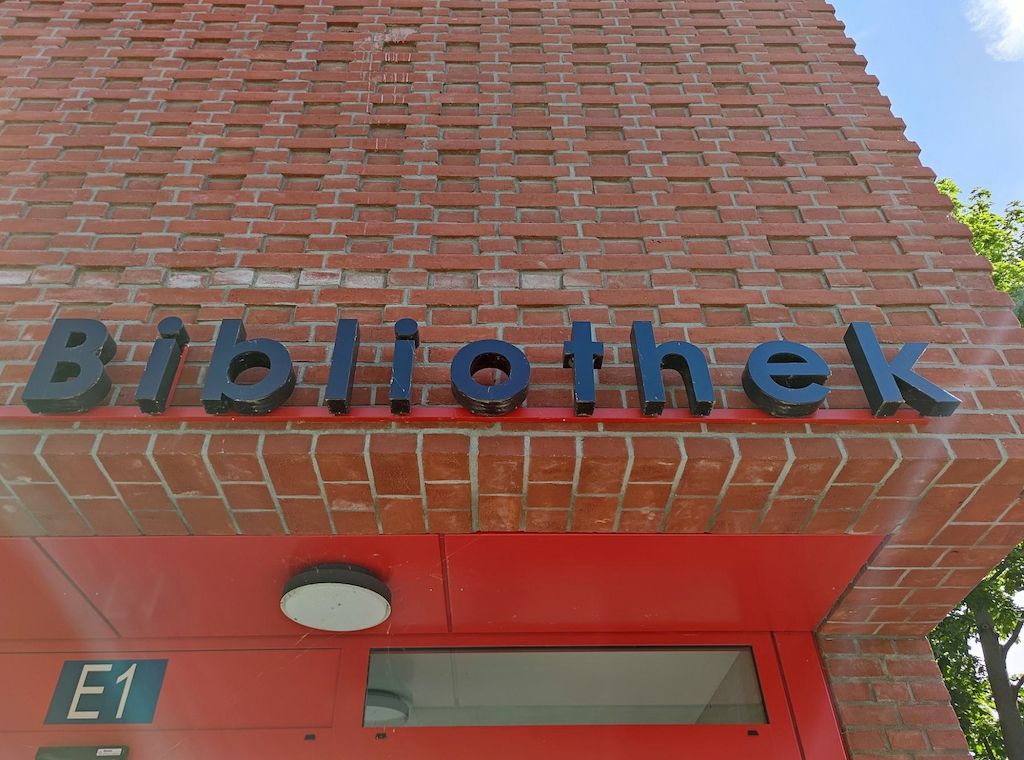 Gericht erlaubt kritische Hinweise in Bibliotheksbüchern