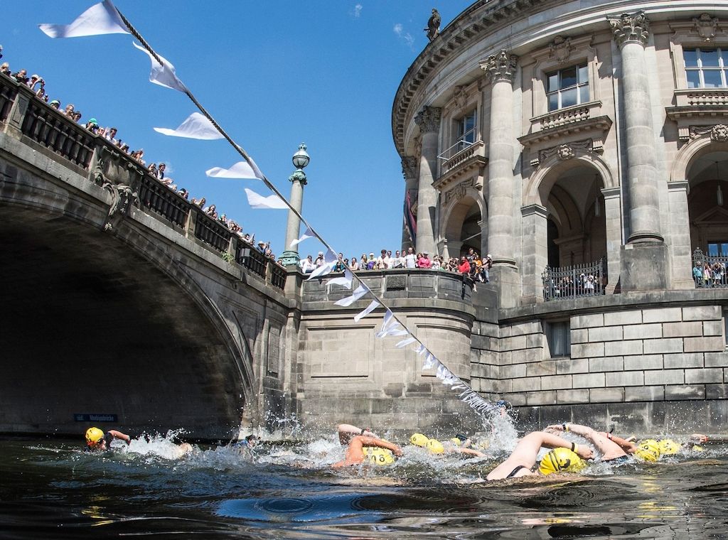 100 Jahre Badeverbot - Berliner-Demonstranten gehen ins Wasser