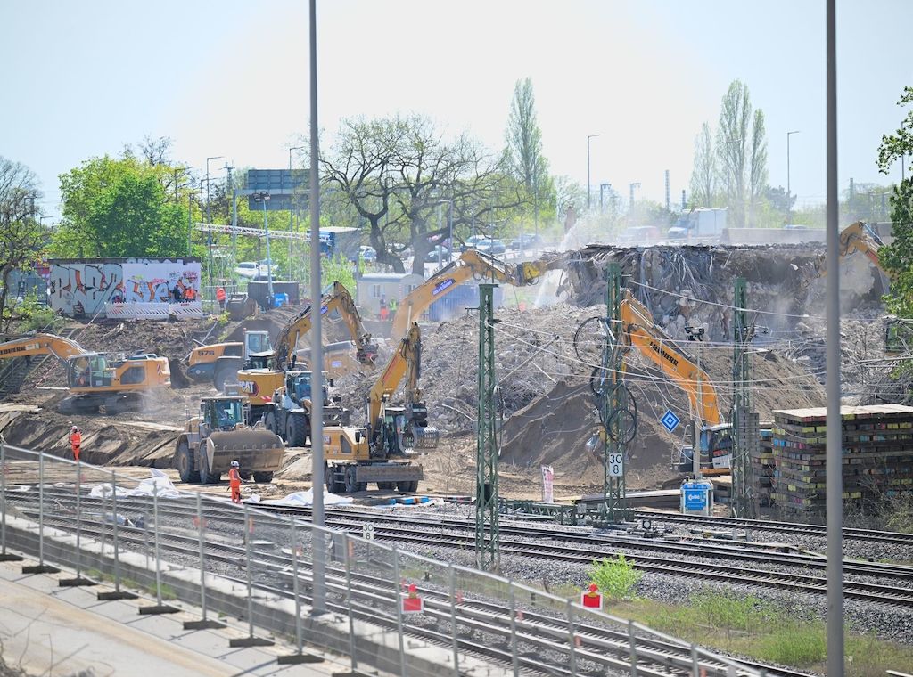 Berlins-Ringbahnbrücke weitgehend abgerissen