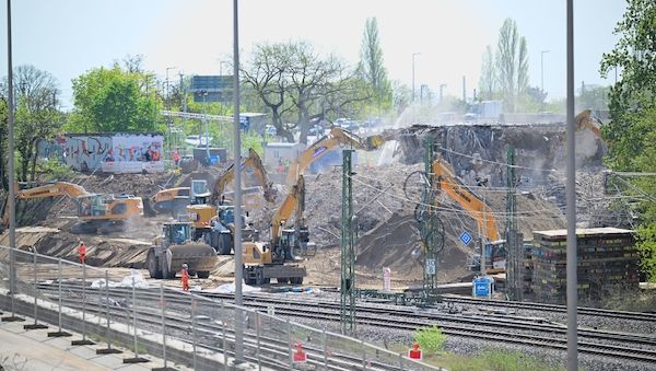 Berlins-Ringbahnbrücke weitgehend abgerissen