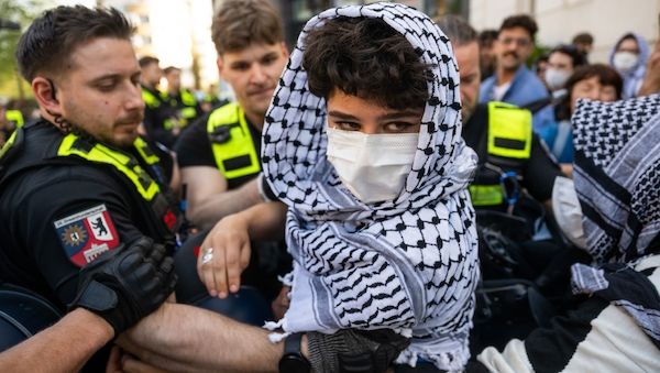 Berlin: Propalästinensischer Protest an Uni - Polizei räumt Hörsaal