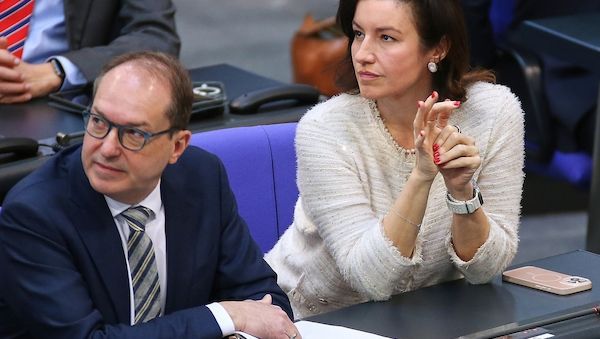 Auch CSU benennt Ministerriege - Dobrindt wird Innenminister