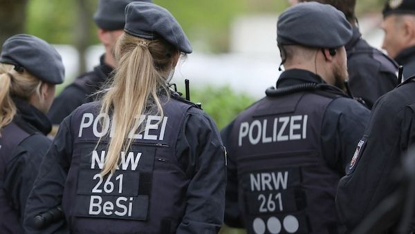 Einbruchsversuch in Bremer Tankstelle - Täter greift Polizisten an