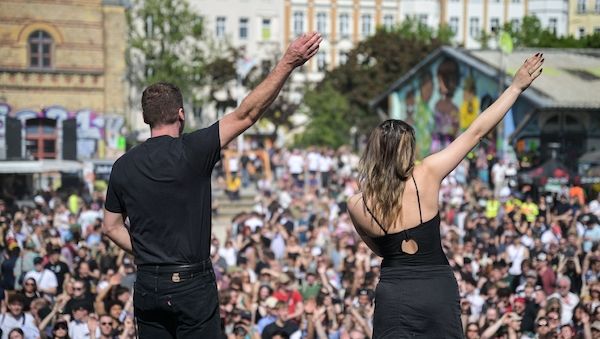 Berlin: Zehntausende trinken und feiern auf Kreuzberger Straßen
