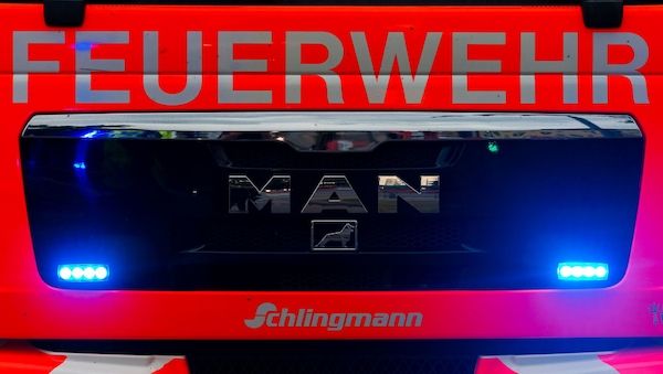 Sechs Autos brennen auf Autohaus-Gelände in Berlin-Schöneberg