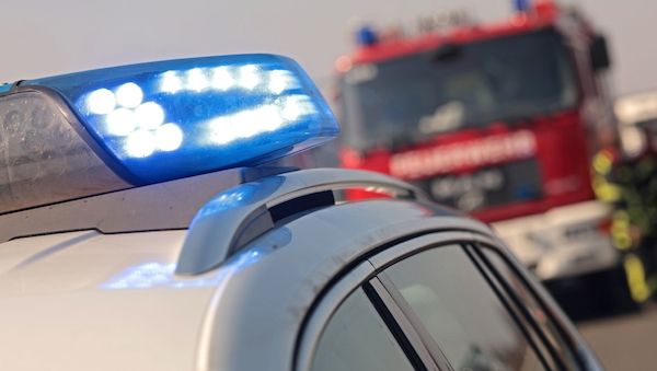 Fünf Hausboote brennen nach Explosion auf der Spree in Berlin