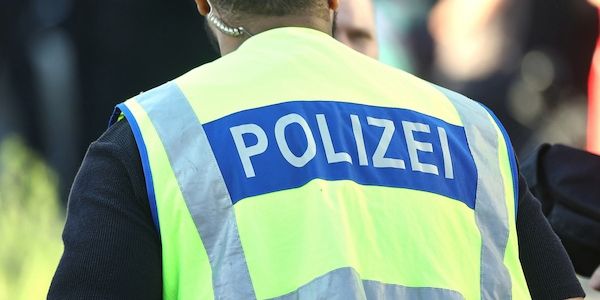 Auto fährt in Stuttgart in Menschengruppe