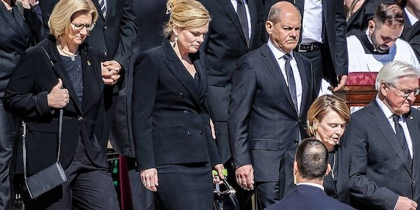 Klöckner lobt Papst-Trauerfeier und lässt Fahnen auf Halbmast setzen