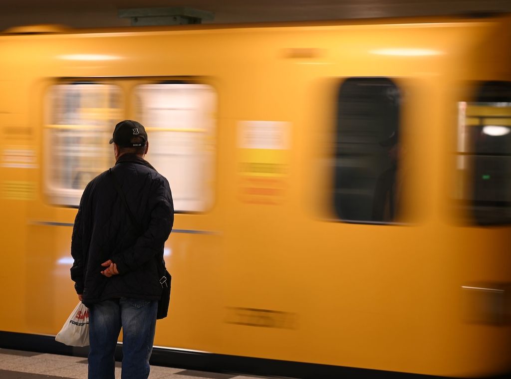 Frau überlebt Sturz in die Gleise trotz einfahrender U-Bahn