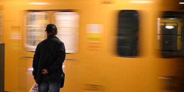 Frau überlebt Sturz in die Gleise trotz einfahrender U-Bahn
