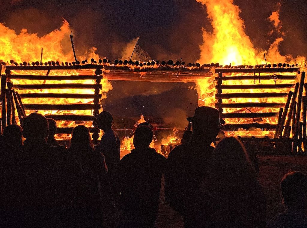 Brandenburger Osterfeuer der besonderen Art: Brückenbau wird abgebrannt