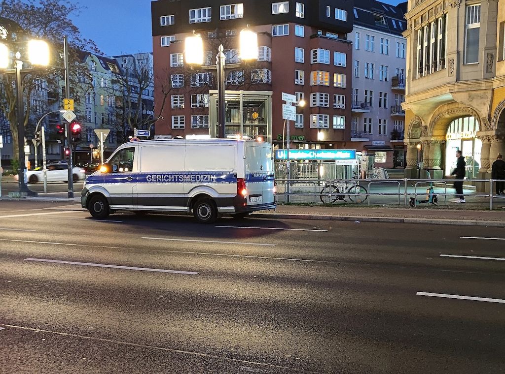 Behörden nach tödlicher Messerattacke in Berlin unter Druck