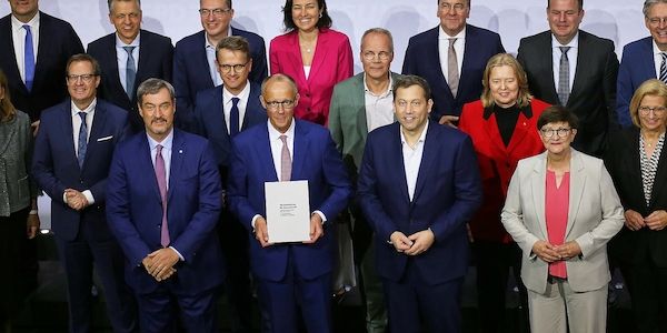 Union und SPD unterzeichnen Koalitionsvertrag