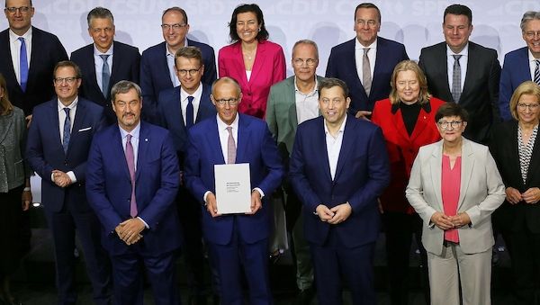 Union und SPD unterzeichnen Koalitionsvertrag