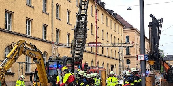 Bauarbeiter stürzt in München-Maxvorstadt in Baugrube