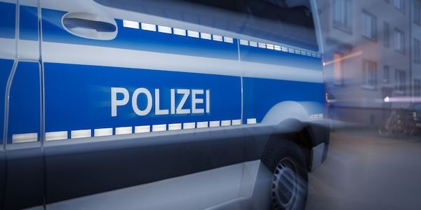 Polizeieinsatz an der Technischen Universität Berlin - Festnahme bei Konferenz - Menge stellt sich Polizei entgegen