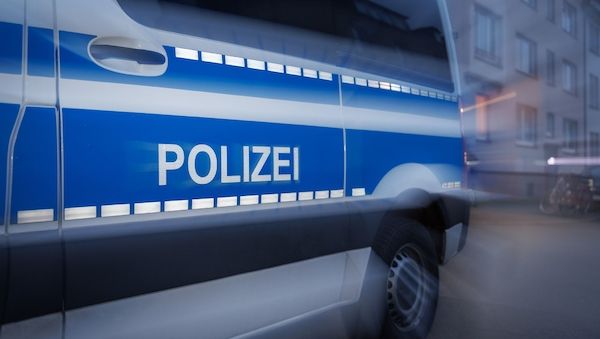 Polizeieinsatz an der Technischen Universität Berlin - Festnahme bei Konferenz - Menge stellt sich Polizei entgegen