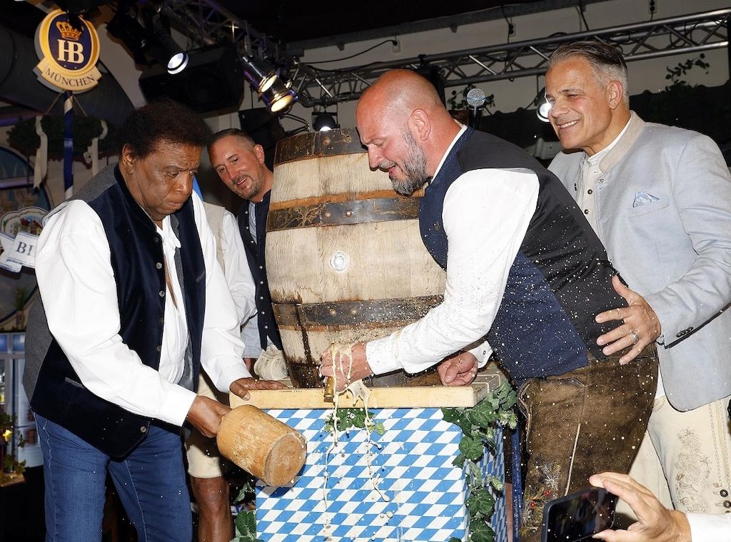 Großes Staraufgebot beim AEDT-Maifest im Hofbräu Wirtshaus Berlin
