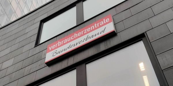 VZBV drängt auf Stromsteuersenkung und Klarheit über 58-Euro-Ticket