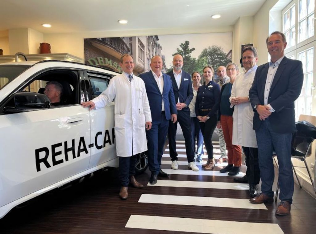 Modellhafte Technologie, die bewegt: BMW übergibt Reha-Coaching-Car an Klinik in Berlin