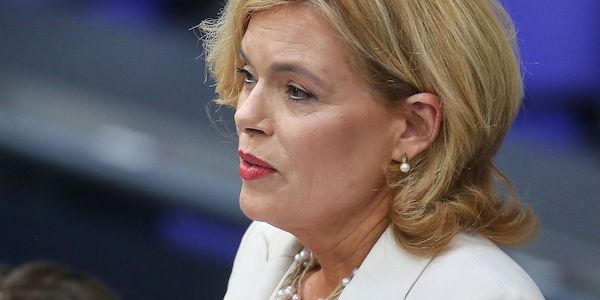 Landesbischof widerspricht Klöckners Kirchenkritik