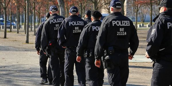 Jetzt warnt die Polizeigewerkschaft Friedrich Merz vor leeren Versprechen