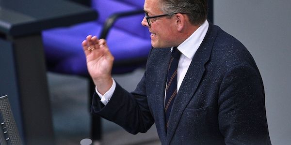 Von Notz wirft Klöckner Einschüchterung von Kirchen vor