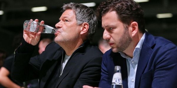 Banaszak bekräftigt Habecks Zukunft im Bundestag