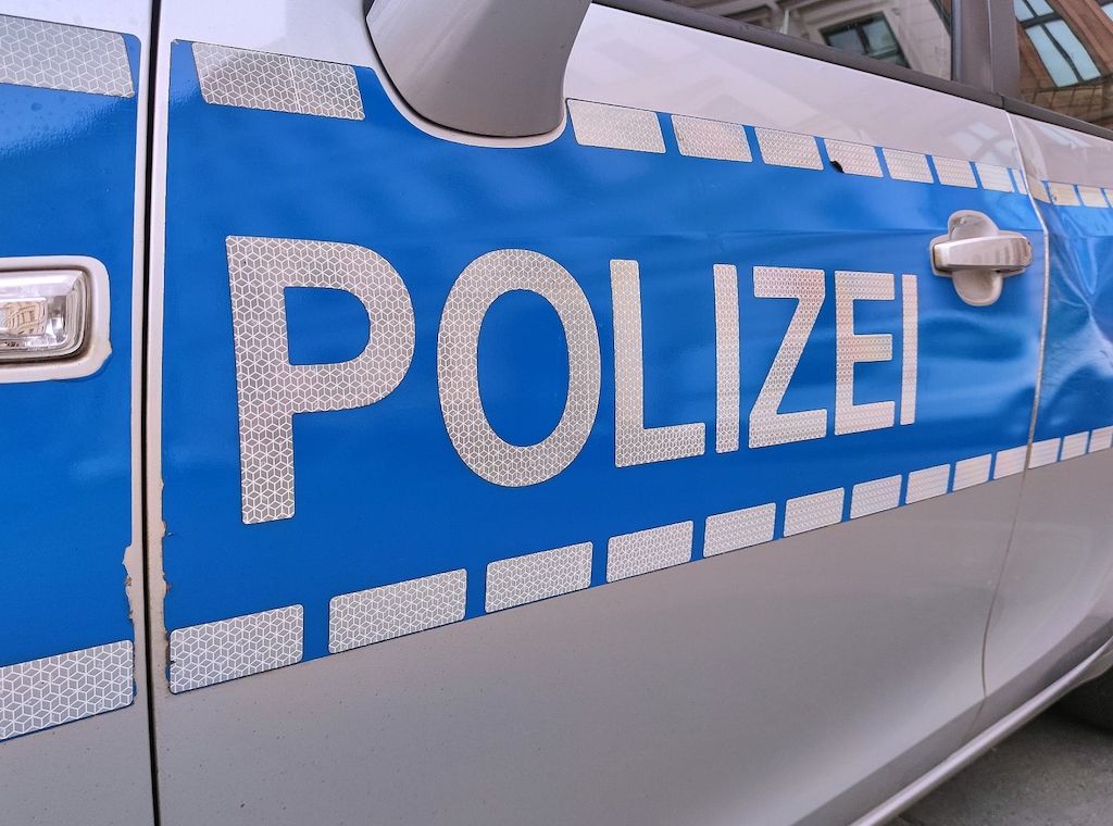 Unbekannter beleidigt Frauen und äußert volksverhetzende Sätze in Berlin-Tegel