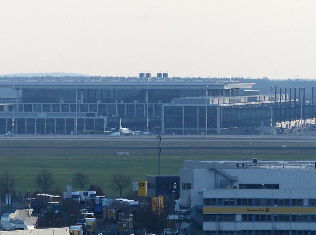 Aggressiver Passagier zwingt Flugzeug zur Landung am BER